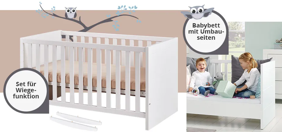 Collage aus 2 Bildern. Bild 1: Weißes Babybett mit separaten Kufen für Wiegefunktion und Hinweis Set für Wiegefunktion. Bild 2: Kinderzimmer mit weißem Kinderbett und Kindern, die im Kinderbett sitzen, Kommode, Spielzeug und Deko + Hinweis Babybett mit Umbauseiten