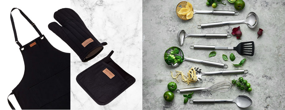 Collage aus 2 Bildern - links: Meisterkoch-gelabelte schwarze Textilien wie Schütze, Ofenhandschuh und Topflappen - rechts: Edelstahlküchenhelfer und Lebensmittel vor grauer Steinfläche