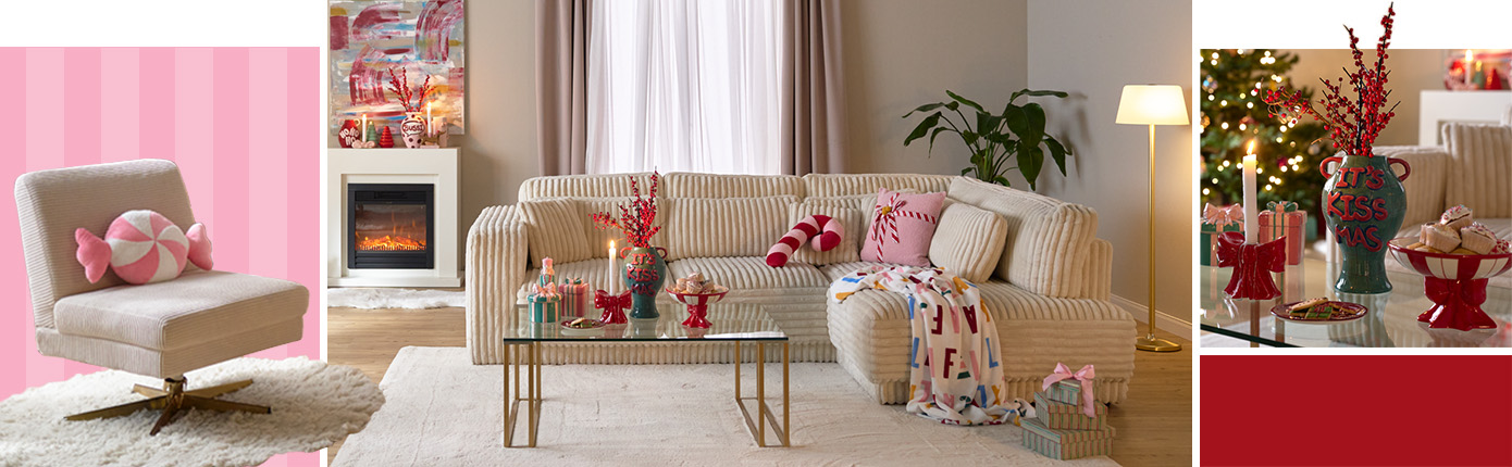 Bunte und ausgefallene Weihnachtsdeko auf Ecksofa, Sessel und Couchtisch mit Kamin