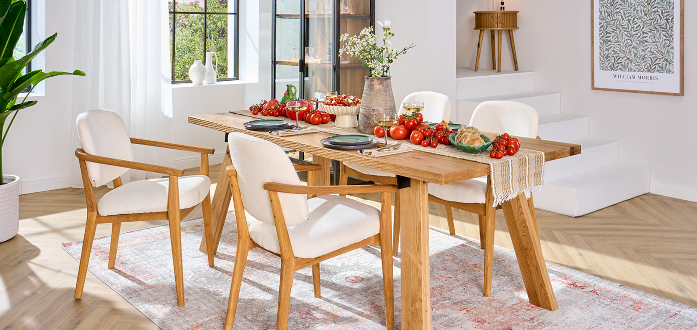 Mediterrane Tomaten-Tischdeko mit Holz-Esstisch und Holzstühlen