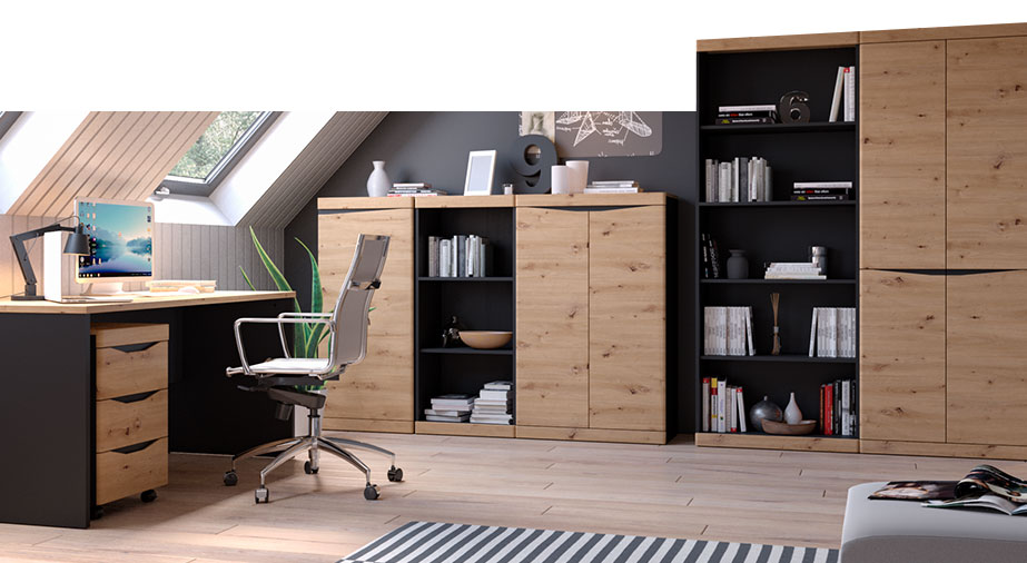 Arbeitszimmer-Ansicht mit Schreibtisch, Rollcontainer, Aktenschränken und Regalen von Turino Neo im Eiche-Dekor und Anthrazit. Dazu ein moderner Bürostuhl.
