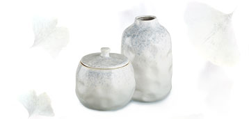 Dose und Vase in weiß mit blauen Tupfern