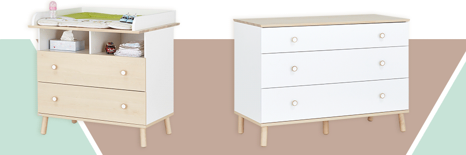Kleine Wickelkommode in Holzoptik und Weiß sowie große Wickelkommode in Weiß und Holzoptik. Beide animiert, mit öffnenden Schubladen und Wickelaufsatz, der auf der Kommode liegt oder nicht liegt