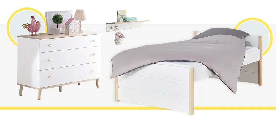 Weiße Kommode mit Holzakzenten, weißes Wandboard mit Holzakzenten, weißes Bett mit Holzakzenten, Deko