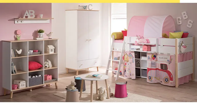 Kinderzimmer mit Möbeln in Weiß und Holzoptik, bestehend aus Regal, Wandboard, Schrank, Hochbett mit Textilien in Rosa und Weiß, Deko