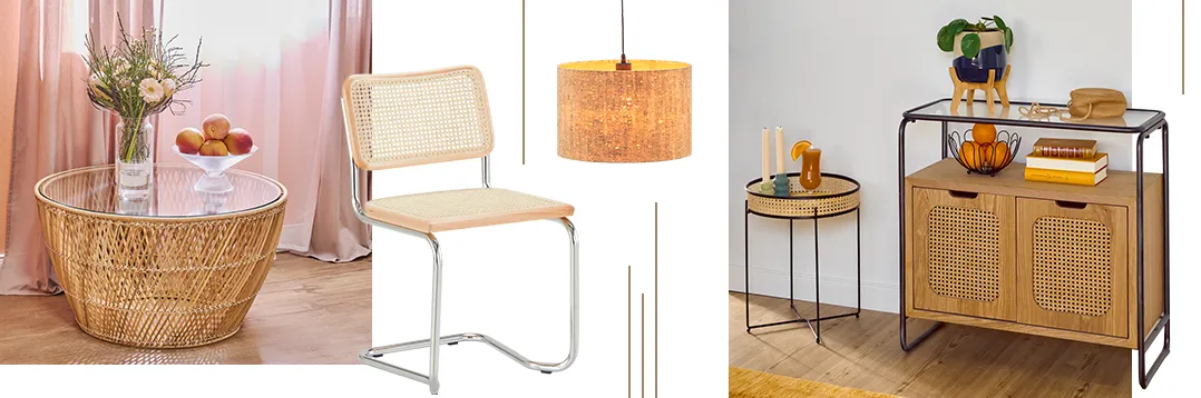 Couchtisch aus Bambus mit Glasplatte, Rattan-Schwingstuhl mit Chrom-Füßen, Kork-Hängeleuchte, Kommode und Beistelltisch aus Holz mit Rattan