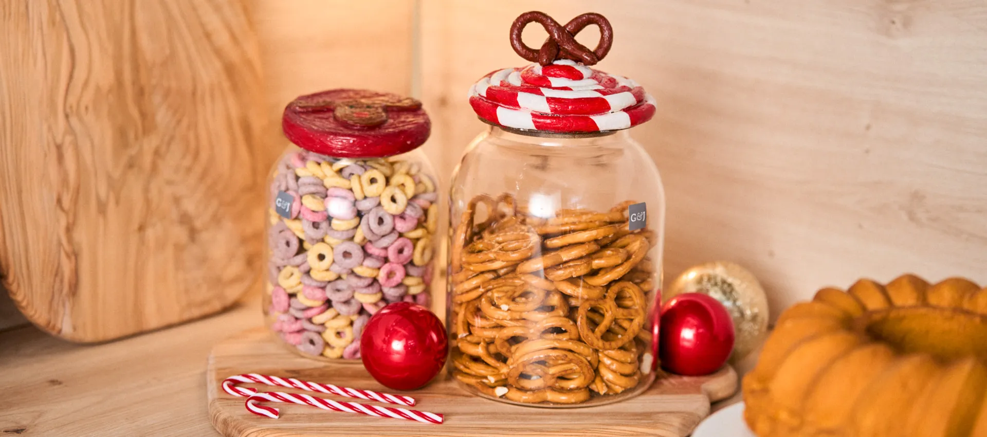 Verzierte Weihnachts-Deckel für Aufbewahrungsgläser aus Ton in rot-weiß gestreift als Schnecke mit Brezel