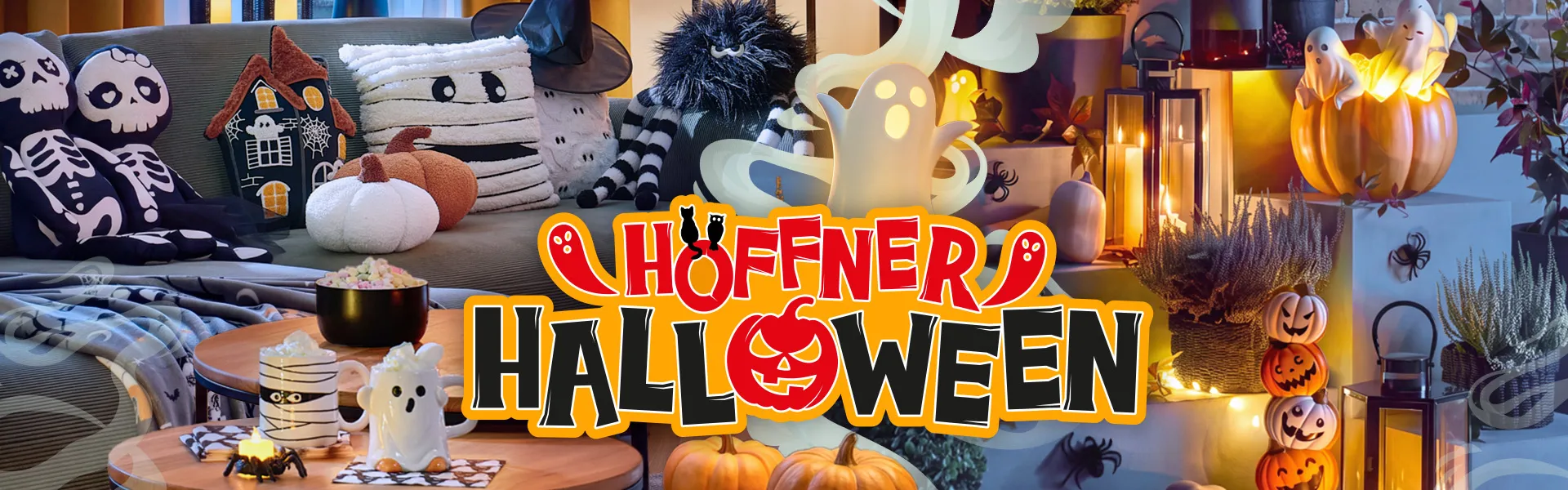 Höffner Halloween. Bild1: 2 Holz-Couchtische mit weißer Tasse in Mumien-Optik, weißer Tasse in Geist-Optik, Dekospinne mit Teelicht, schwarz-weißen Servietten und schwarzer Schale mit Popcorn, graues Sofa mit 2 Kissen in Skelett-Optik, grauer Decke mit Halloween-Muster, Kissen in Gruselhaus-Optik, weißes und oranges Kürbis-Kissen, weißes Kissen in Mumien-Optik, weißes Kissen mit Geistern, schwarzer Hexenhut, schwarz-weißes Kissen in Spinnen-Optik. Bild 2: weißer LED-Geist, Treppenstufen mit Spinnen und beleuchteten Laternen, weiß-orangen Kürbissen, orangem Kürbis mit weißen Geistern, Laub, Heidepflanzen