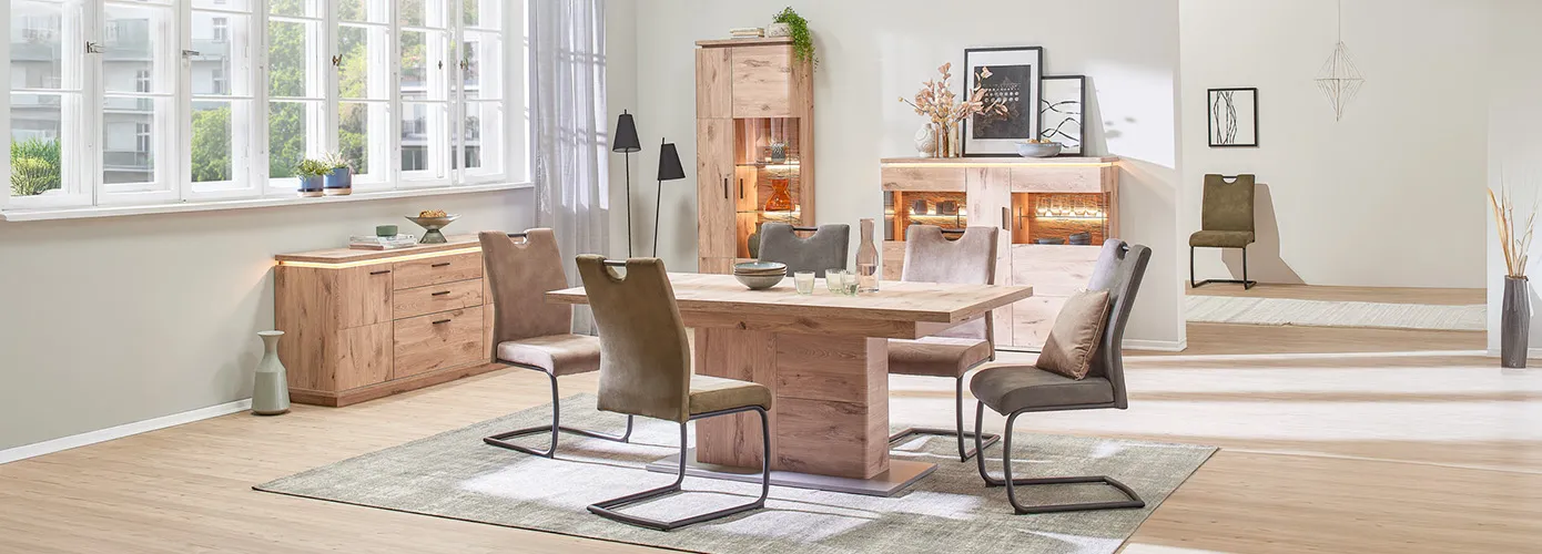 Esszimmer mit modernen Möbeln in Holzoptik, Esstisch Holzdekor mit Säulengestell, 5 Polsterstühle mit Kufengestell