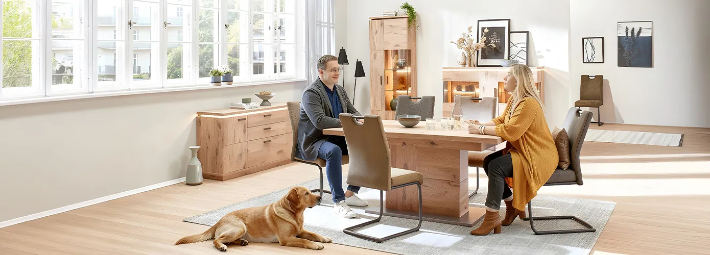 Esszimmer mit modernen Möbeln in Holzoptik, Esstisch Holzdekor mit Säulengestell, 5 Polsterstühle mit Kufengestell