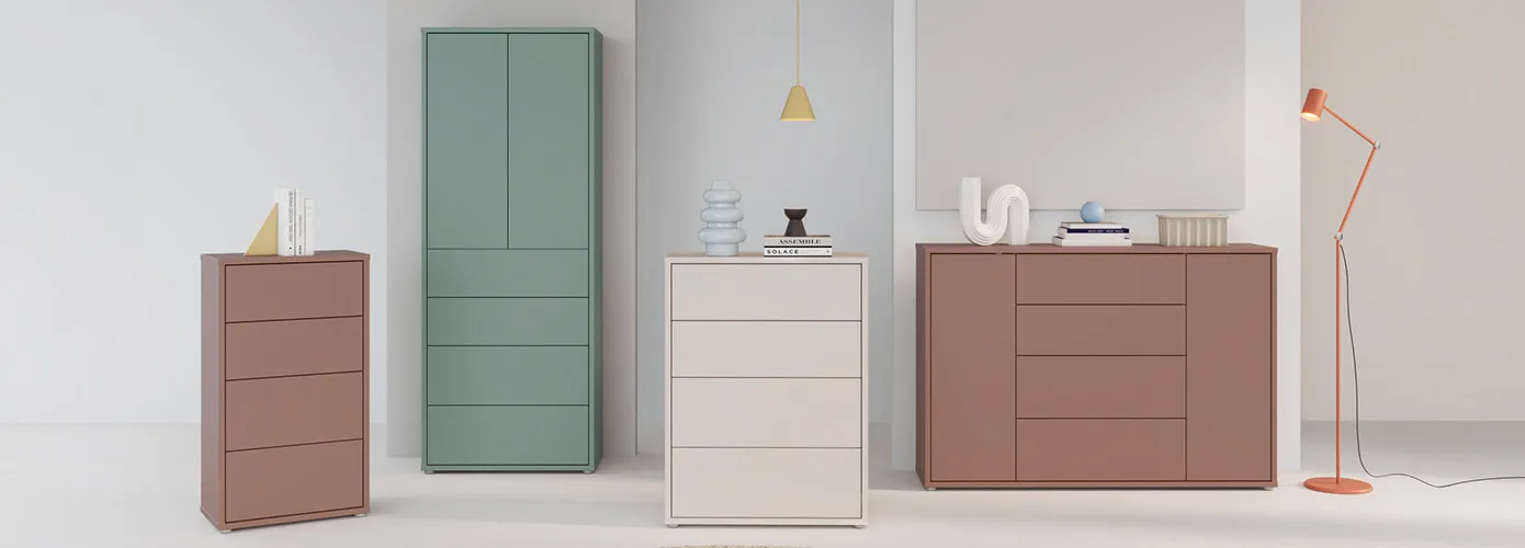 Mauvefarbige Kommode, salbeigrüner Mehrzweckschrank, beige Kommode und mauvefarbiges Sideboard, Lampen und Deko in einem Wohnzimmer