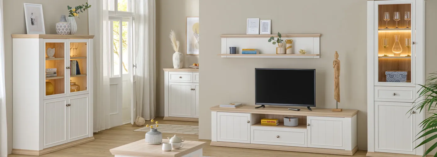 Wohnzimmer mit weißen Landhausmöbeln der Serie Countryside