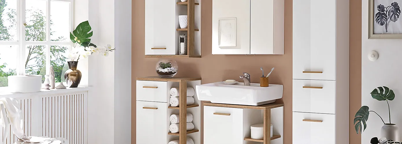 Badezimmer mit Möbeln im Skandistil in Weiß & Holzoptik, bestehend aus Oberschrank, Unterschrank, Spiegelschrank, Waschbecken und Waschbeckenunterschrank, Badhochschrank, Deko
