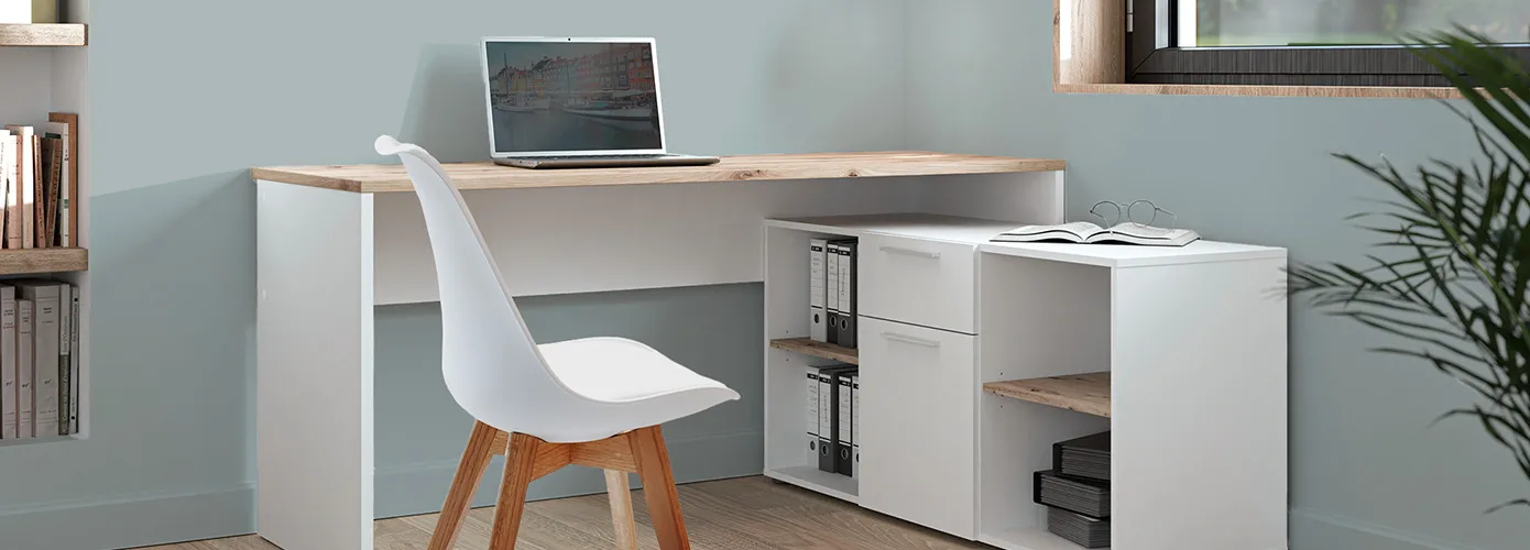 weißer Eckschreibtisch mit Holz-Arbeitsplatte, weißer Stuhl mit Holzgestell in einem Arbeitszimmer, Laptop und Arbeitsmaterial, Ordner, Deko.