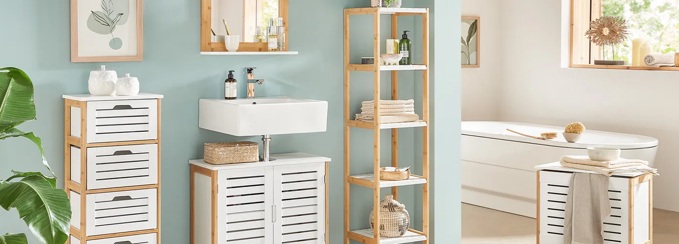 Badezimmer mit Badmöbeln in Weiß und Holzoptik, bestehend aus Midischrank, Spiegel mit Ablage, Waschbeckenunterschrank, Badregal, Truhe, Waschbecken, Badewanne, Deko