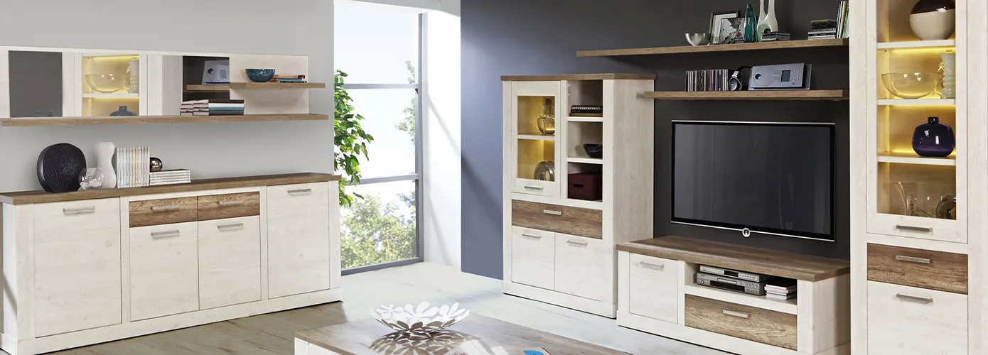 Wohnzimmer mit Möbeln in heller Holzoptik mit Akzenten in dunkler Holzoptik: Sideboard, Vitrinen mit Beleuchtung, TV-Board, Wandregale