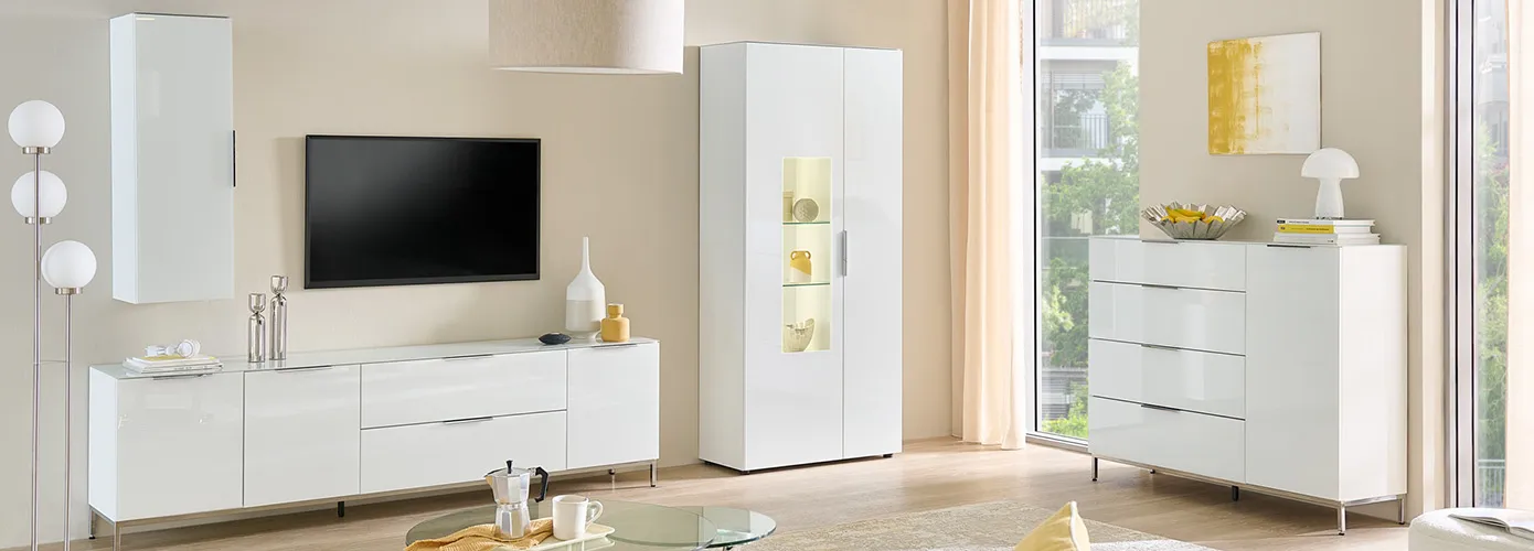 Wohnzimmer mit weißen, geradlinigen Möbeln, glänzende Fronten