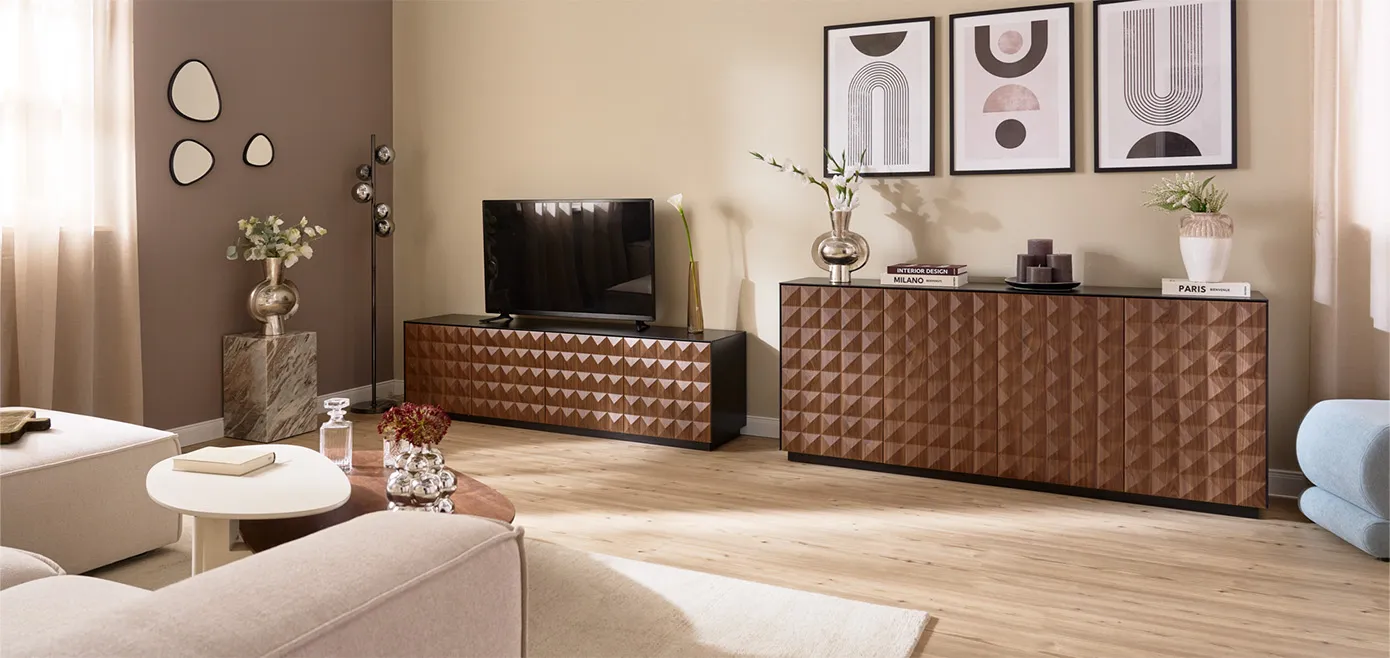 Schwarze Kommode mit Holzverkleidung Front aus dunklem Holz und quadratischem Muster, passendes TV Lowboard daneben, Marmorcube mit Chrome-Vase, Dekospiegeln an Wand