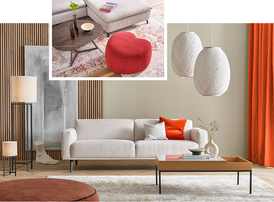 Collage aus 2 Bildern. Großes Bild: Wohnzimmeransicht mit einer hellen Couch, einen Couchtisch in Holzoptik sowie Stehlampen und Kissen der Kollektion. Kleines Bild: Weitere Wohnzimmeransicht mit dunklem Couchtisch in Steinoptik und einem roten Sitzpouf in Herzform