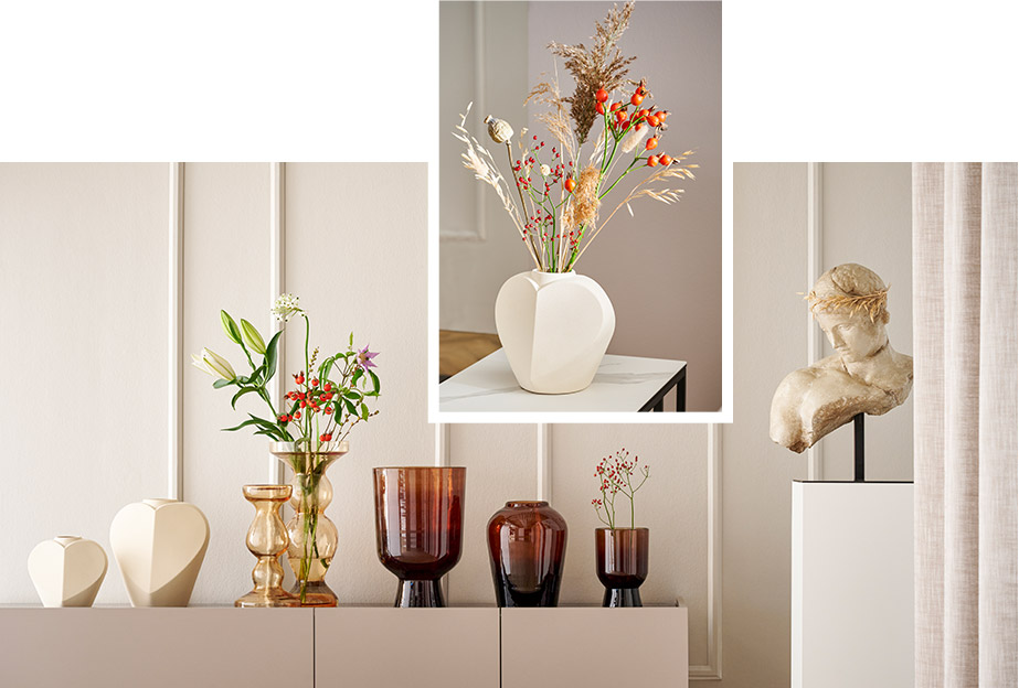 Collage aus 2 Bildern. Großes Bild: Weiße Vasen in Herzform sowie braune Vasen auf einem Sideboard. Kleines Bild: Herzvase mit Trockenblumenstrauß