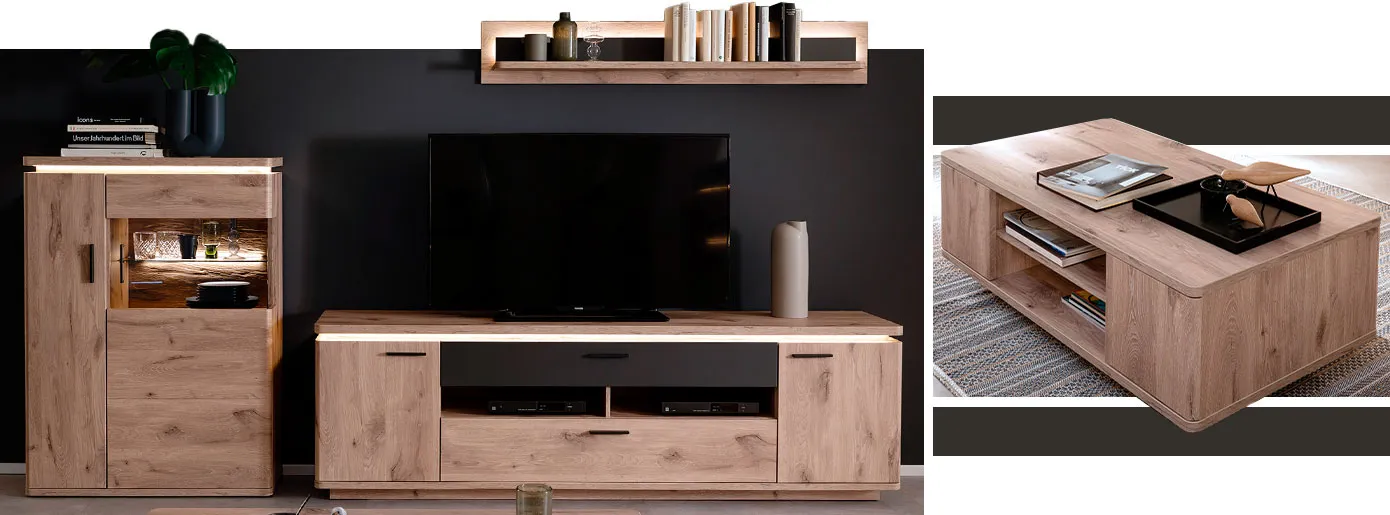 Wohnkombination in Holzoptik, bestehend aus Highboard, Wandboard und Lowboard, alle mit LED-Oberbodenbeleuchtung, Couchtisch in Holzoptik, Deko