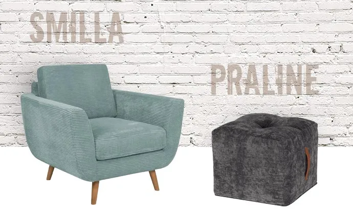 Smilla, hellblauer Cord-Sessel. Praline, dunkelgrauer Polsterhocker in quadratischer Form