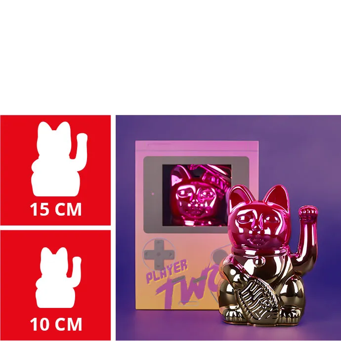 Bild 1: 15 cm Winkekatze. Bild 2: 10 cm Winkekatze. Bild 3: metallic-metallic-glänzende rosa Winkekatze im Karton mit Aufdruck Player Two sowie glänzende rosa-grüne Winkekatze mit Farbverlauf