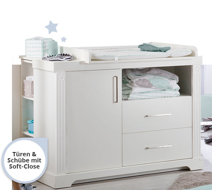 weiße Wickelkommode im Landhausstil inkl. Wickelaufsatz mit optionalem Unterstellregal, Türen & Schübe mit Soft-Close, Wickelunterlage, Babytextilien
