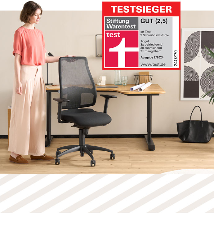 Frau steht neben einem Schreibtischstuhl vor einem Schreibtisch. Auf dem Bild eine Auszeichnung: TESTSIEGER, Stiftung Warentest, test, GUT (2,5), Im Test: 9 Schreibtischstühle, 1x gut, 3x befriedigend, 3x ausreichend, 2x mangelhaft, Ausgabre 2/2024, www.test.de, 24QZ70