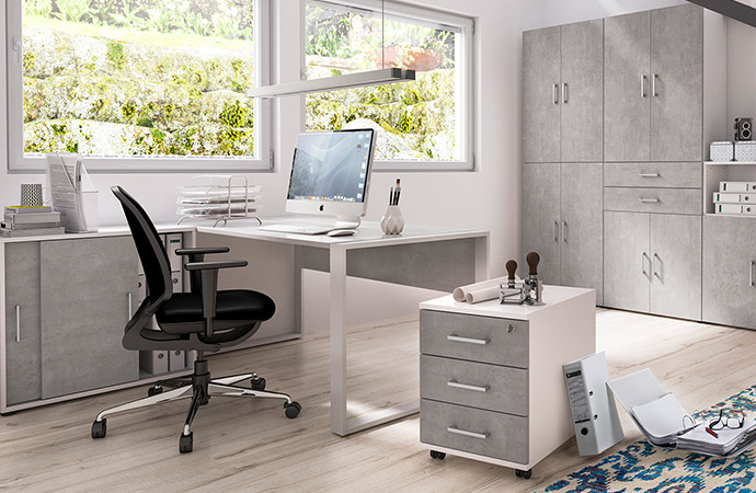 Büroansicht mit Schreibtisch, hohen und niedrigen Aktenschränken und Rollcontainer, alle in Grau-Weiß