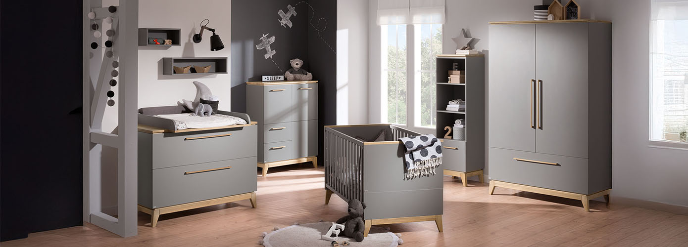 Babyzimmer in Schiefergrau und Eiche, bestehend aus Wickelkommode mit Wickelaufsatz, Wandboards, Highboard, Babybett, Regal, Schrank, Deko und Spielzeug