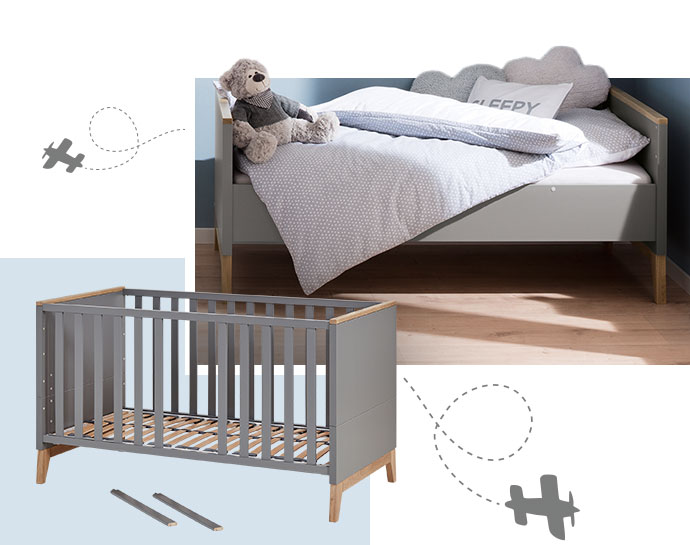 Collage aus 2 Bildern. Bild 1: Babybett in Schiefergrau und Eiche mit zwei entfernten Schlupfsprossen. Bild 2: Juniorbett in Schiefergrau und Eiche mit Bettwäsche, Teddy und Kissen mit Druck Sleepy