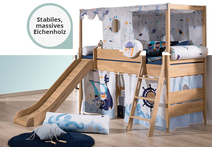 Spielbett mit Rutsche und Leiter aus Eichenholz mit Textilien im Piratendesign, Hinweis Sabiles, massives Eichenholz