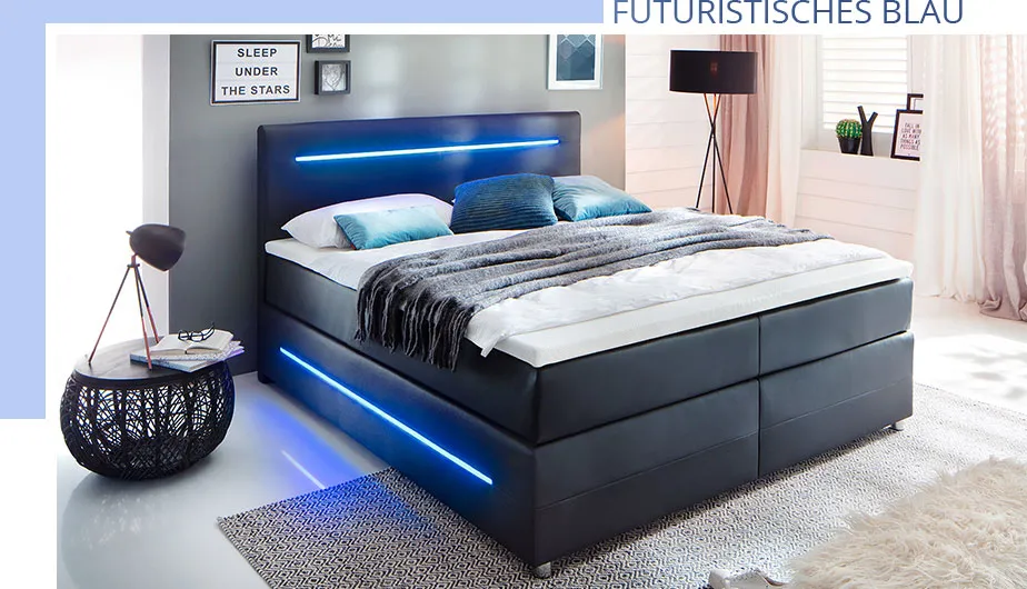 Futuristisches Blau. Schlafzimmer mit schwarzem Boxspringbett mit blauem Lichtstreifen im Kopfteil sowie seitlich in der Unterbox