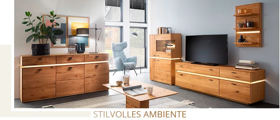 Stilvolles Ambiente. Wohnzimmer mit geradlinigen Holzmöbeln mit Lichtstreifen als Akzent: Sideboard, Highboard, TV-Lowboard, Wandregal