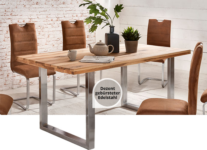 Esstisch mit Holzplatte und Kufengestell aus dezent gebürstetem Edelstahl. Am Tisch 3 braune Kufenstühle