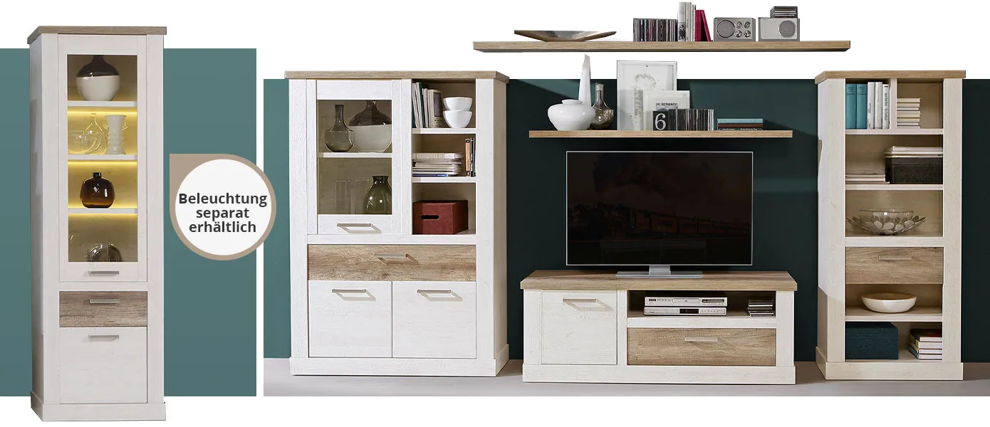 Collage aus 2 Bildern. Bild 1: Vitrine der Serie mit Hinweis "Beleuchtung separat erhältlich". Bild 2: Wohnwand der Serie mit TV-Board, Vitrine, Regal und Wandboard
