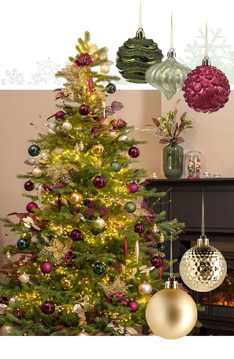 Weihnachtsbaum mit Kugeln in Gold, Grün, Mint und Pink
