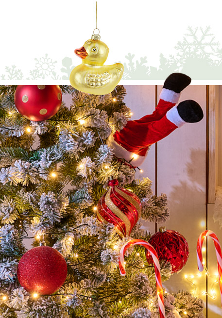 Weihnachtsbaum im Hintergrund, im Vordergrund Deko-Hänger Mäuse-Ballerina und Engel auf durchsichtiger Kugel