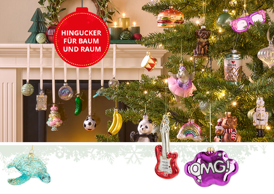 weihnachtliche geschmückter Raum im Hintergrund. Im Vordergrund verschiedene dekorative Hänger: Muffin, Burger, Weihnachtsmann, goldener Zapfen, Engel. Hinweistext: Hingucker für Baum und Raum