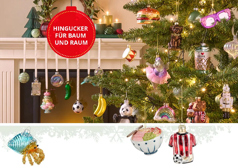 weihnachtliche geschmückter Raum im Hintergrund. Im Vordergrund verschiedene dekorative Hänger: Muffin, Burger, Weihnachtsmann, goldener Zapfen, Engel. Hinweistext: Hingucker für Baum und Raum