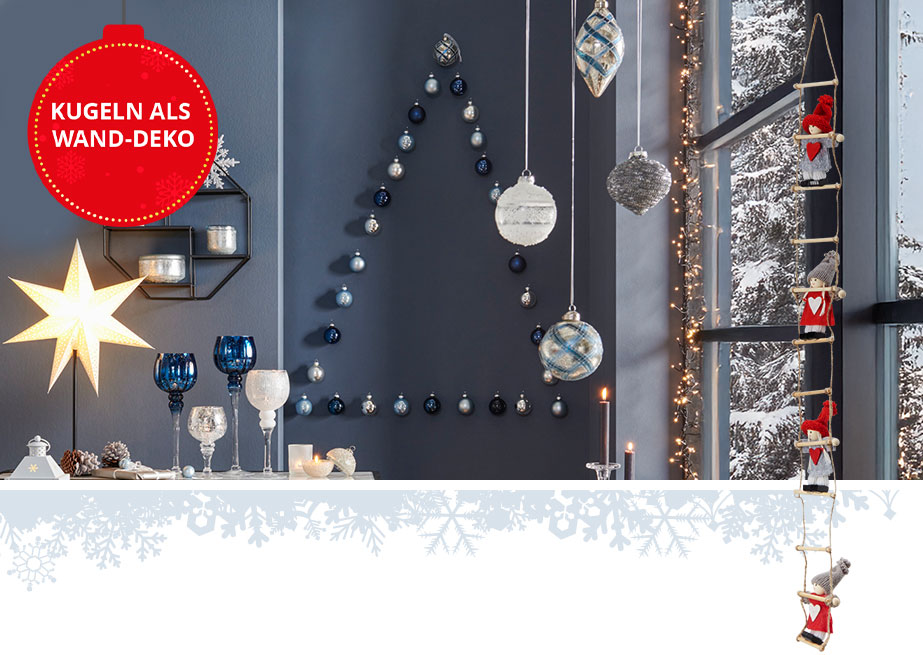 Weihnachtlich geschmückter Raum und Winterlandschaft vor dem Fenster. Blaue Weihnachtskugeln als Dreieck angeordnet an der Wand befestigt. Weiße und silberfarbene Kugeln im Vordergrund, Deko-leite mit 4 Wichtel-Figuren rechts. Hinweistext: Kugeln als Wand-Deko