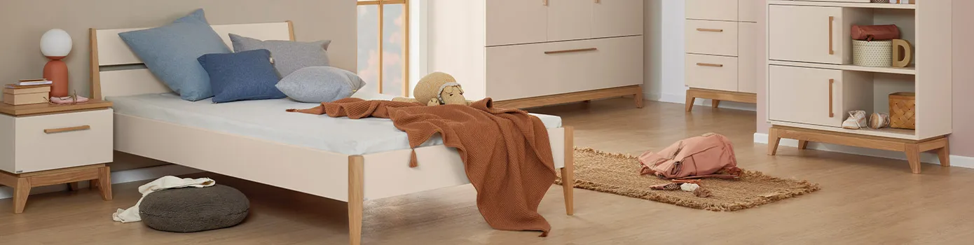 Jugendmöbel in Cashmere-Beige und Eichenholz, bestehend aus Nachtkommode, Jugendbett, Wandregale, Schrank, Highboard und Regal mit Schiebetüren in einem Jugendzimmer, Deko
