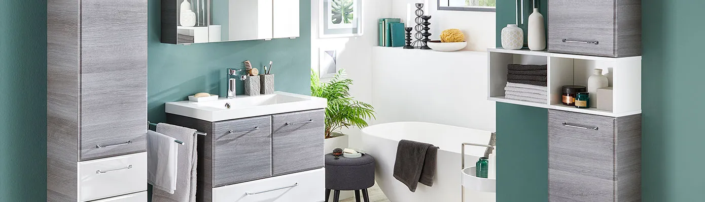 Badezimmer mit Badmöbeln in grauer Holzoptik und Weiß, bestehend aus 2 Hängeschränken, Spiegelschrank, Waschtisch und Waschtischunterschrank, Deko