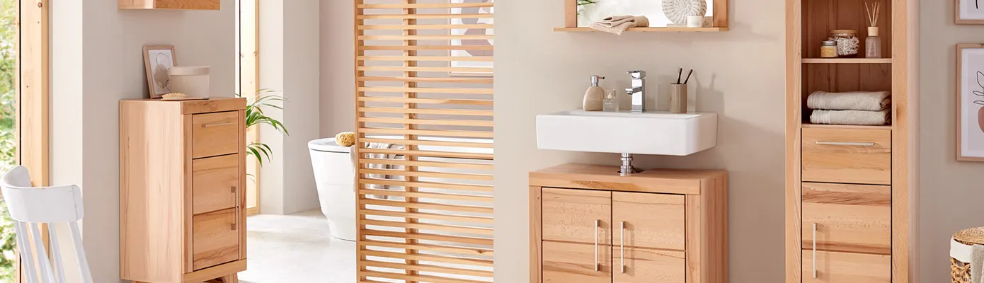Badezimmer mit Holzbadmöbeln, bestehend aus Hängeschrank, Unterschrank, Spiegel mit Ablage, Waschbeckenunterschrank, Badhochschrank, Waschbecken, Badewanne, Deko