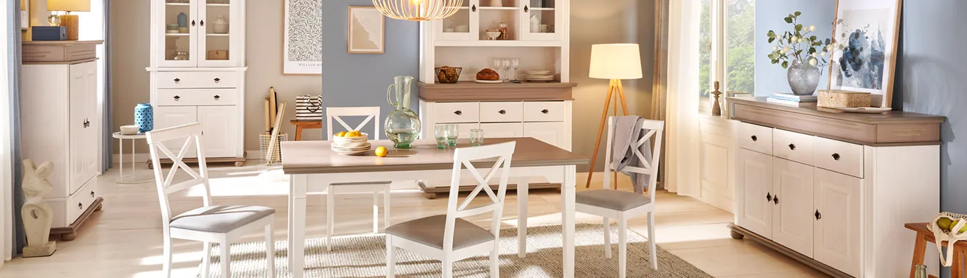 Esszimmer mit weißen Landhausmöbeln mit Holzakzenten, bestehend aus Tisch, Stühlen, 2 Buffets