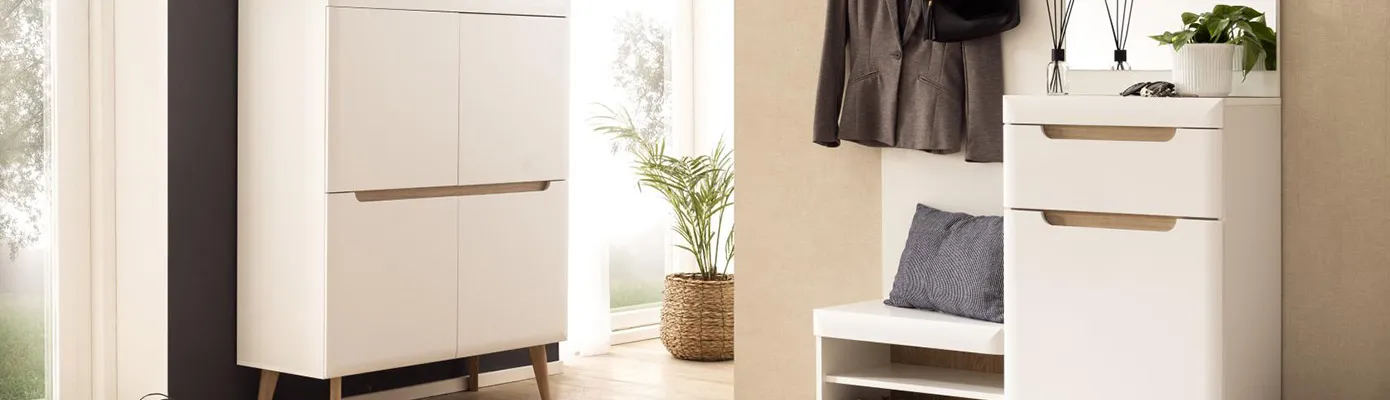 Flur mit Schuhschrank und Kompaktgarderobe in Weiß und Holzoptik, Kleidung und Deko