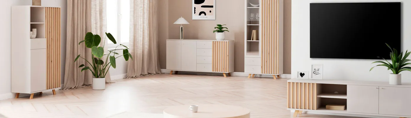 Wohnzimmer mit beigen-holzfarbigen Möbeln im Skandi-Stil, bestehend aus Highboard, Kommode, Vitrine und Lowboard, runder Holz-Couchtisch, Deko.