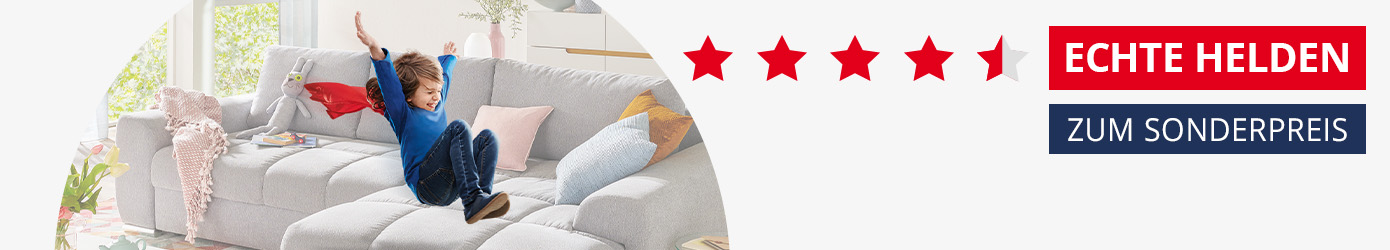 Echte Helden zum Sonderpreis, 4 rote Sterne und ein halb rot gefüllter Stern, Bild mit Wohnzimmeransicht und Kind im Superheldenkostüm, das auf einer Couch hüpft