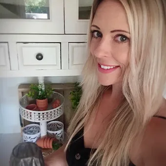 Frau in weißer Landhausküche, Deko